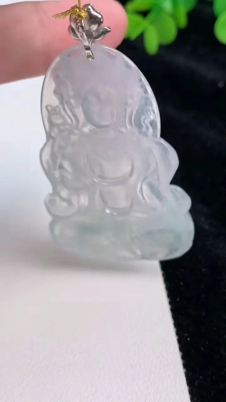 天然A货翡翠大势至观音菩萨吊坠，尺寸61-36.2-4.6，重量:18.78g
6月26日