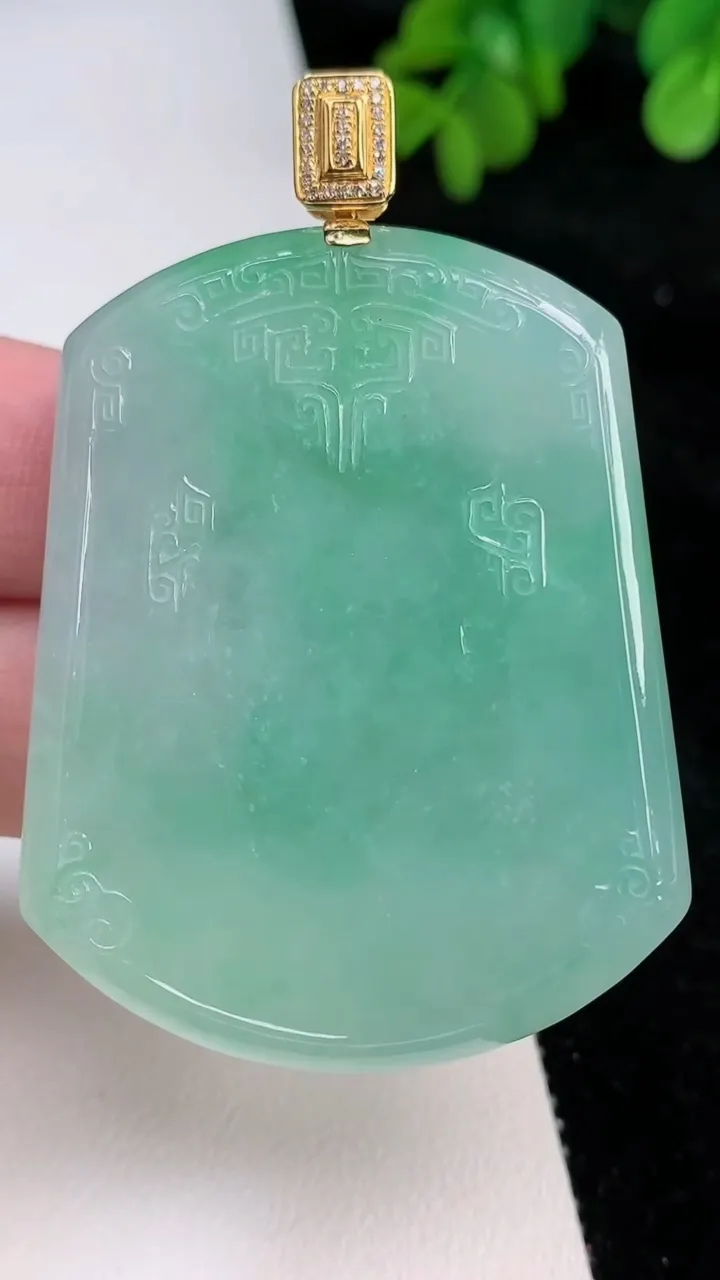 天然A货翡翠仿古无事牌吊坠，尺寸51.6-41.2-5.8，重量:35.40g
6月26日