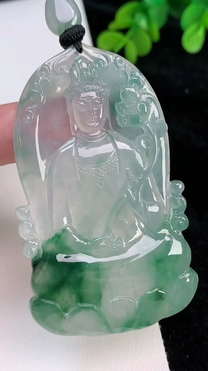 天然A货翡翠大势至观音菩萨吊坠，尺寸69-41.6-5.3，重量:37.91g
6月26日