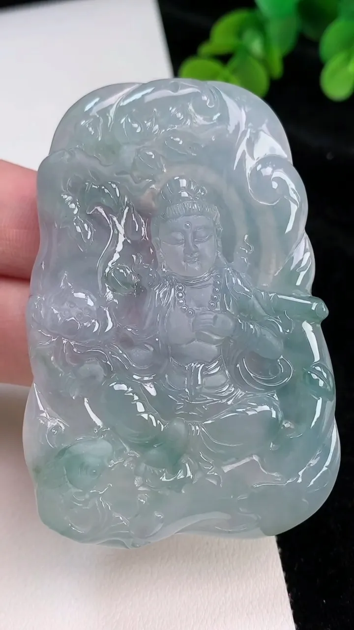 天然A货翡翠种飘花度母吊坠，尺寸69.2-47-6.7，重量:45.59g
6月26日