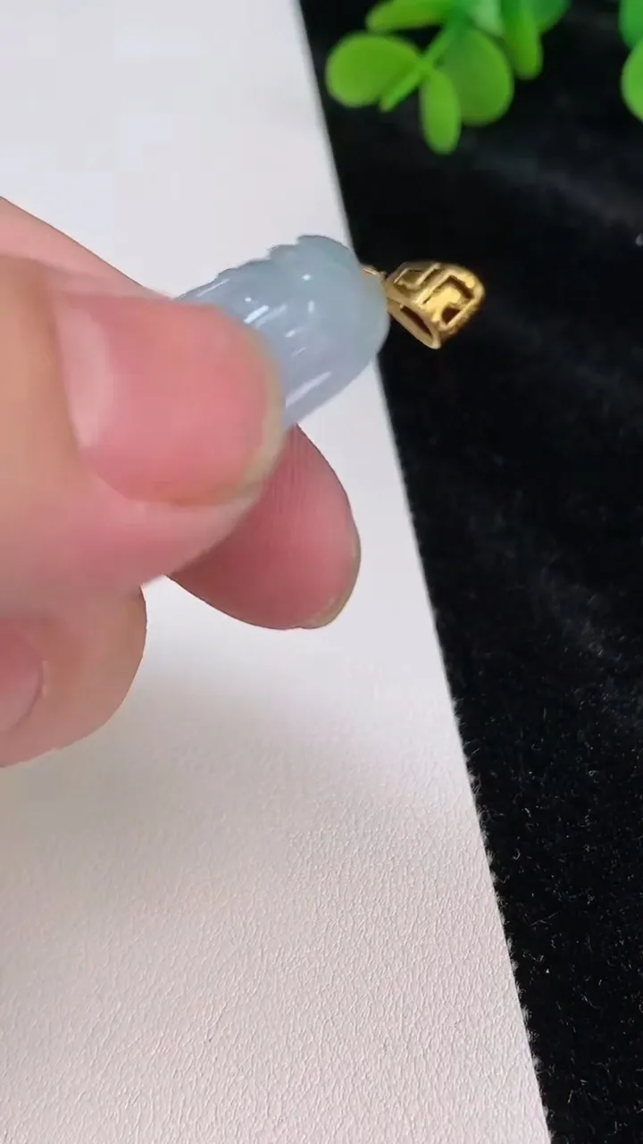 天然A货翡翠观音菩萨吊坠，尺寸61.8-38.2-6，重量:28.64g
6月26日