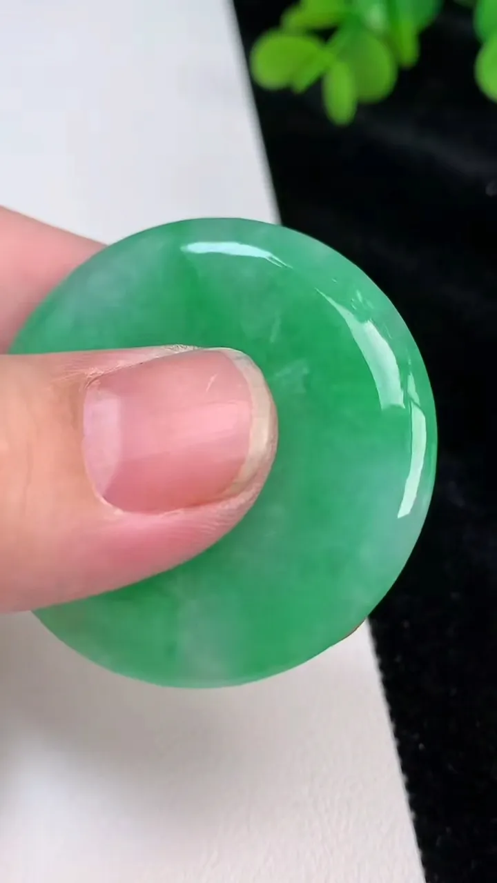 天然A货翡翠平安扣吊坠，尺寸42-5.8，重量:21.85g
6月26日