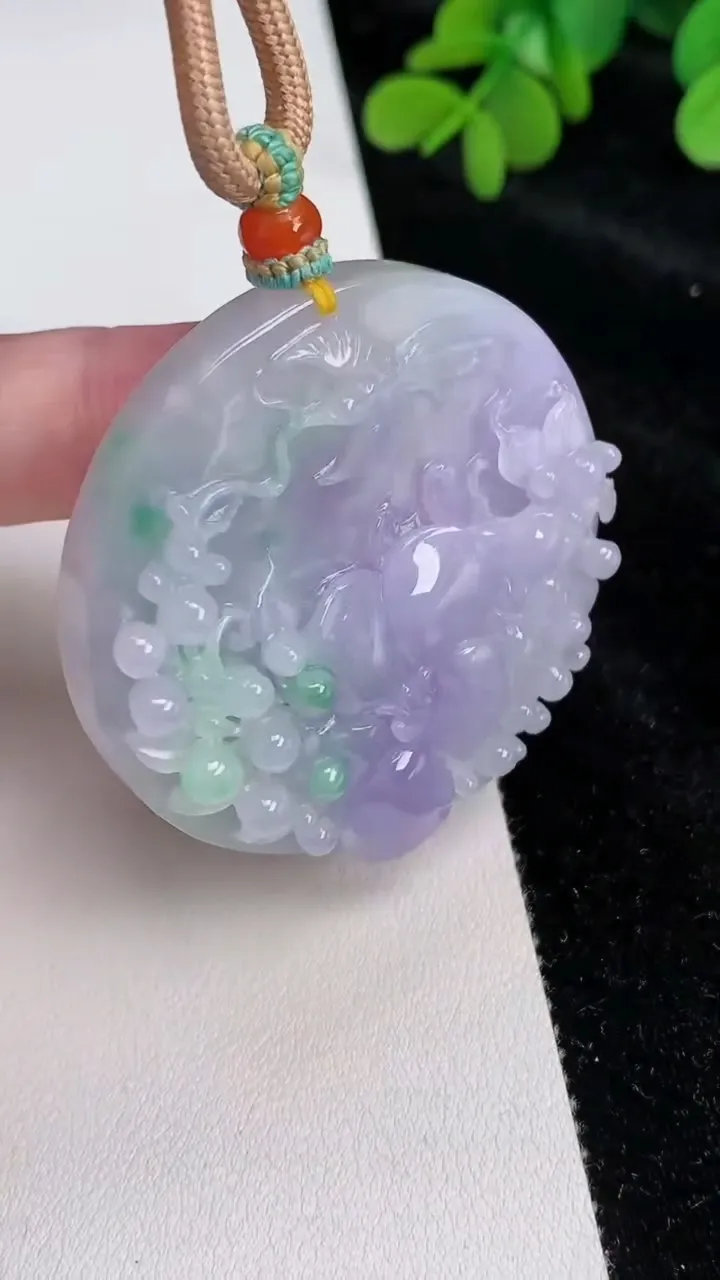 天然A货翡翠春带彩紫罗兰鸟语花香吊坠，尺寸49.4-11.7，重量:55.62g
6月26日