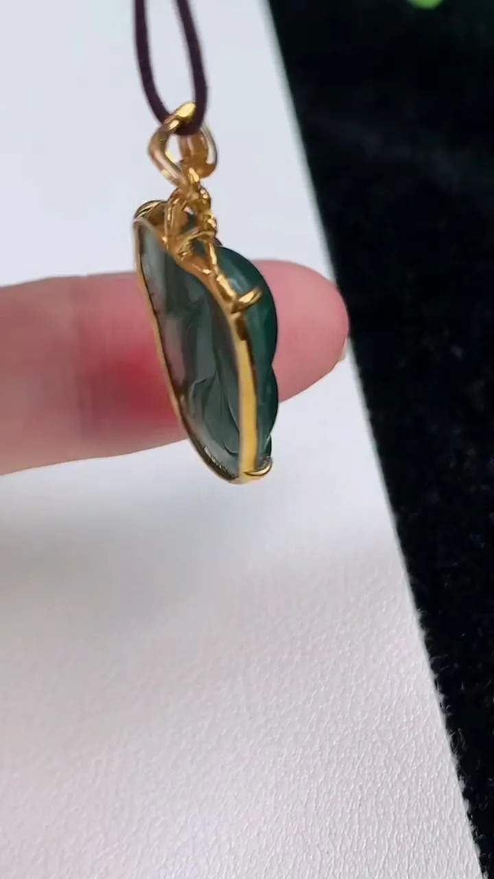 天然A货翡翠18k金蓝水金枝玉叶 叶子吊坠，尺寸30-14.6-4.5，重:2.69g
6月26日
