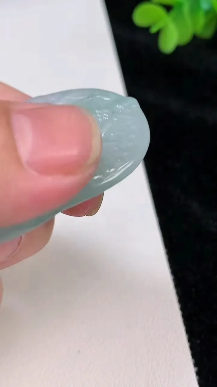 天然A货翡翠千手观音吊坠，尺寸61-37.2-5.5，重:22.60g
6月26日