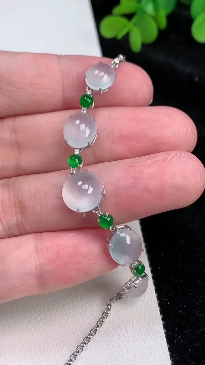 天然A货翡翠种白冰蛋面手链，尺寸10-5.7，重量:5.11g
6月26日
