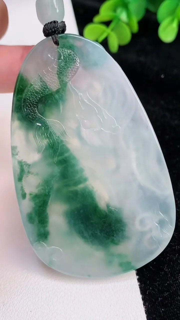 天然A货翡翠种飘花御龙大势至观音菩萨吊坠，尺寸76.6-48.4-8.8，重量:60.47g
6月26日