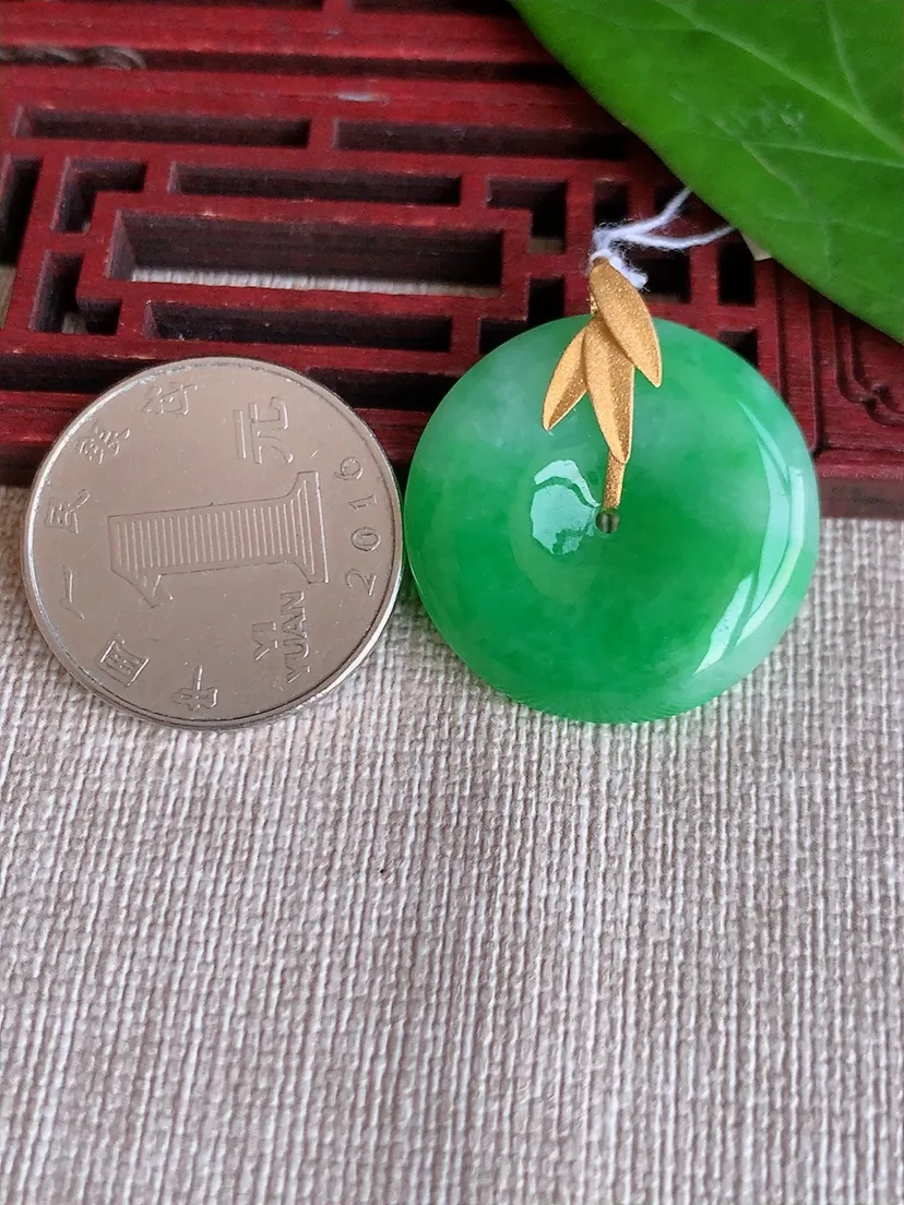 天然A货翡翠18K飘阳绿平安扣吊坠尺寸26.3×6m量9.28g 0625