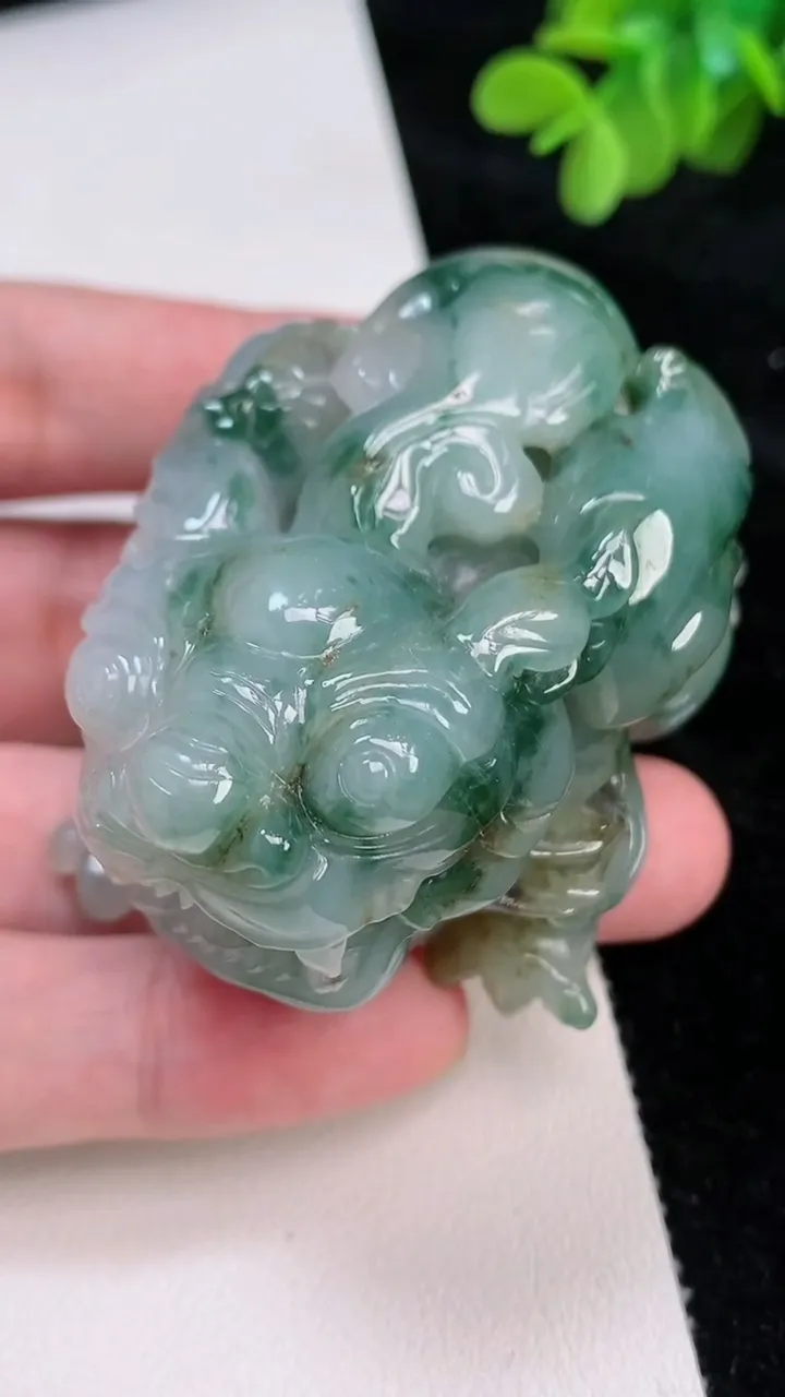 天然A货翡翠飘花貔貅小摆件，尺寸61-38-4.3，重:161.55g
6月26日