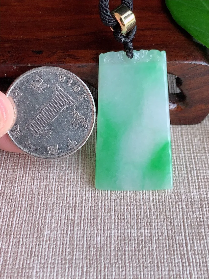 天然A货翡翠飘绿无事牌吊坠尺寸37×20.6×2.8m量10.20g 0625