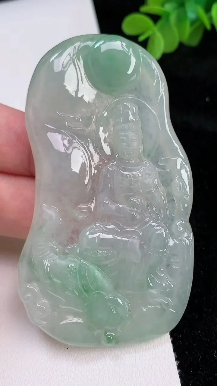 天然A货翡翠普贤菩萨吊坠，尺寸80-45-5.5，重:40.88g
6月26日