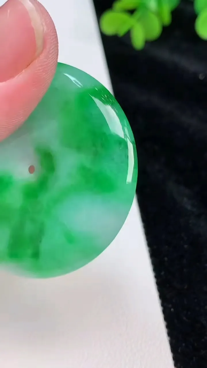 天然A货翡翠平安扣吊坠，尺寸44.6-6.2，重量:25.69g
6月26日