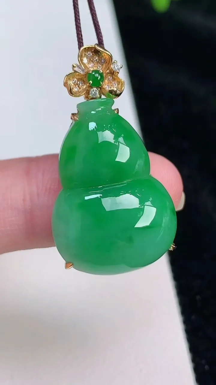 天然A货翡翠葫芦吊坠，尺寸32.8-25-18-8.7，重量:6.82g
6月26日