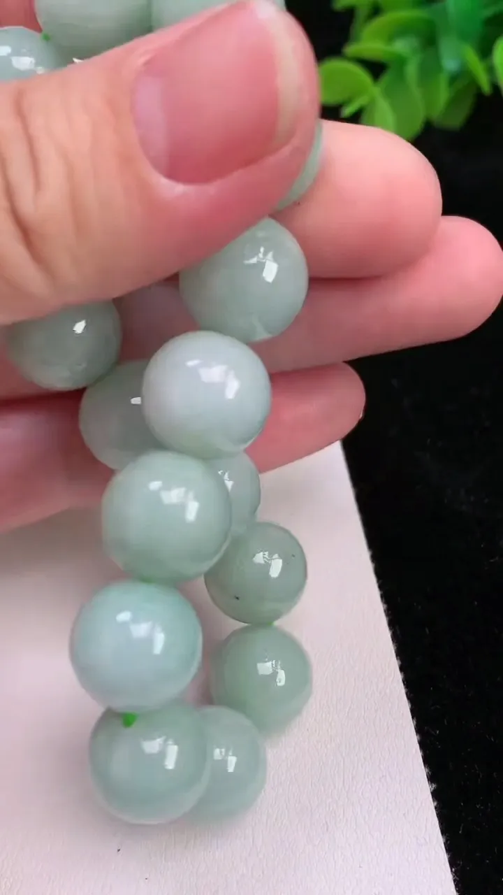 天然A货翡翠圆珠手串16颗，尺寸13.4，重:65.12g6月26日
工厂直销收藏佳品,种好水足，色泽均匀，有种有色，上手高大气！