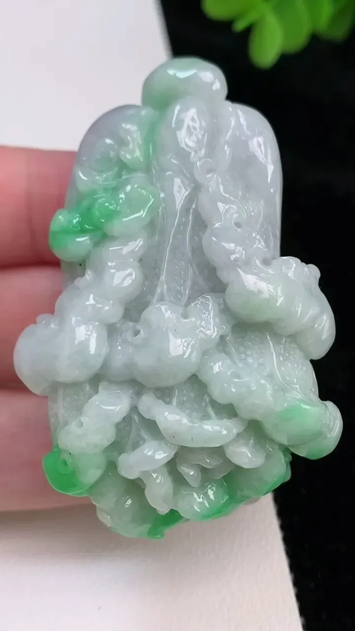 天然A货翡翠白菜吊坠，尺寸60-38.5-21.6，重:54.60g
6月26日