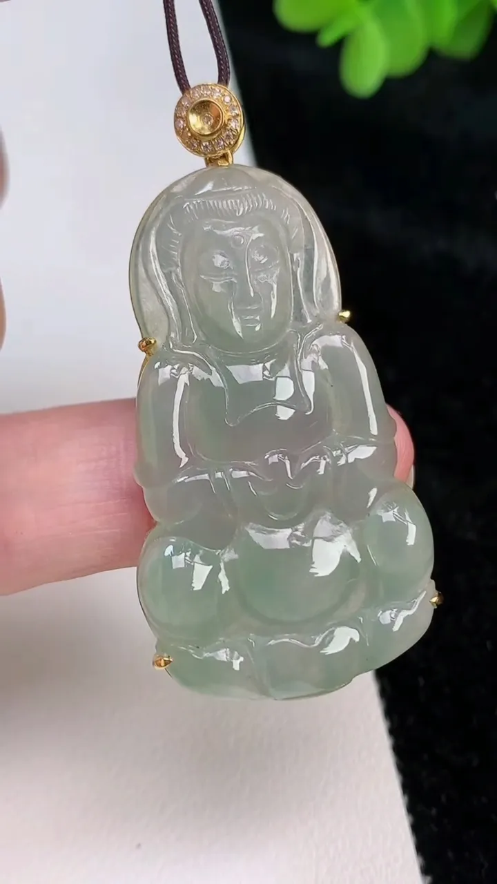 天然A货翡翠观音菩萨吊坠，尺寸43-25-5，重:8.56g
6月26日