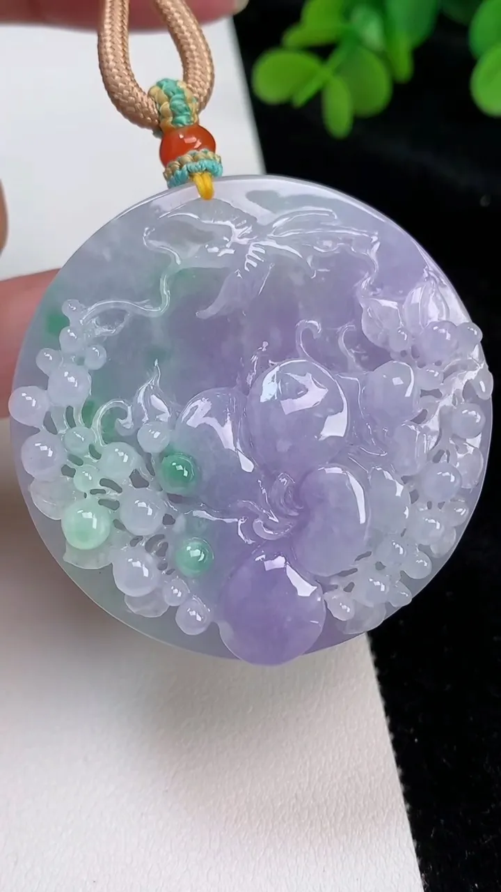天然A货翡翠春带彩紫罗兰鸟语花香吊坠，尺寸49.4-11.7，重量:55.62g
6月26日