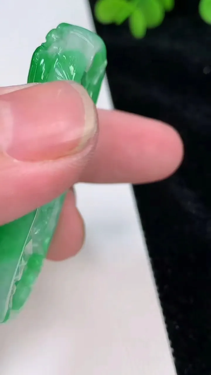 天然A货翡翠阳绿年年有余荷叶鱼吊坠，尺寸54.6-31.3-9.2，重量:32.03g
6月26日