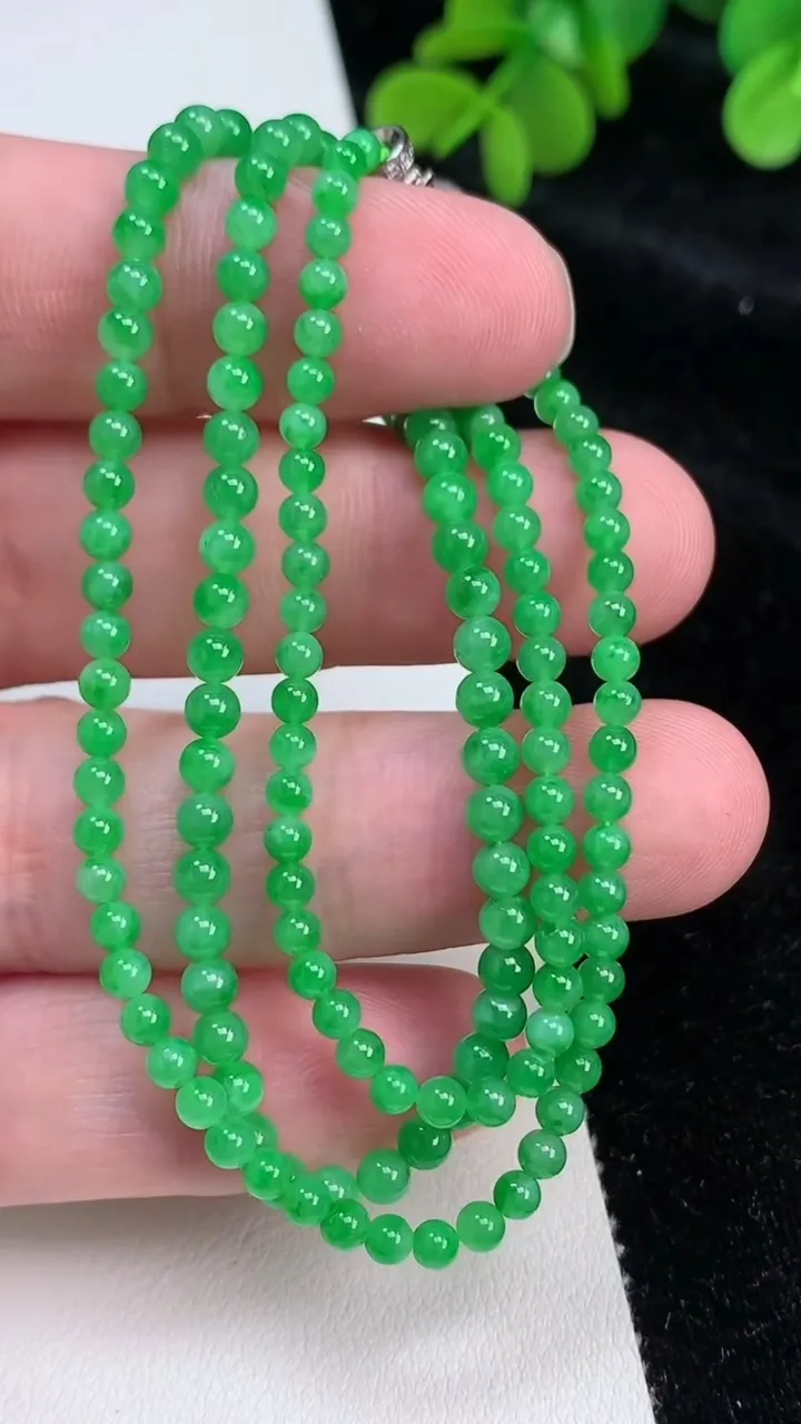 天然A货翡翠小米珠项链，尺寸3.3-2.4-150颗，重量:9.83g6月26日
工厂直销收藏佳品,种好水足，色泽均匀，有种有色，上手高大气！