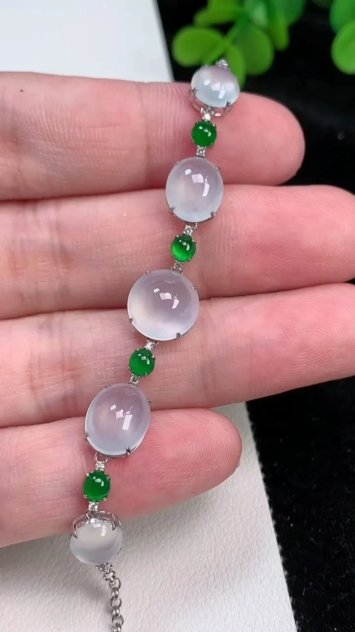 天然A货翡翠种白冰蛋面手链，尺寸10-5.7，重量:5.11g
6月26日