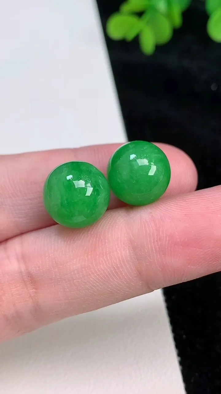 天然A货翡翠圆珠镶嵌件一对，尺寸12.4，重量:8.82g
6月26日
