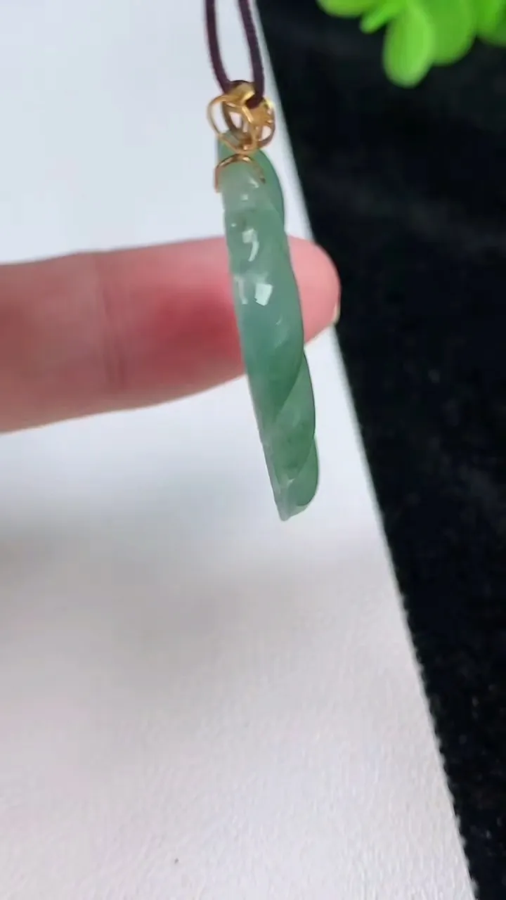 天然A货翡翠金枝玉叶 叶子吊坠，尺寸36.5-22.3-4.3，重:6.62g
6月26日