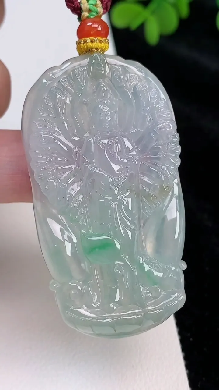 天然A货翡翠千手观音吊坠，尺寸54.6-30-5.8，重量:25.17g
6月26日