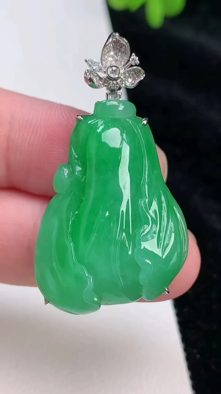 天然A货翡翠白菜吊坠，尺寸42.7-31.3-24.3-9.4，重量:12.43g
6月26日