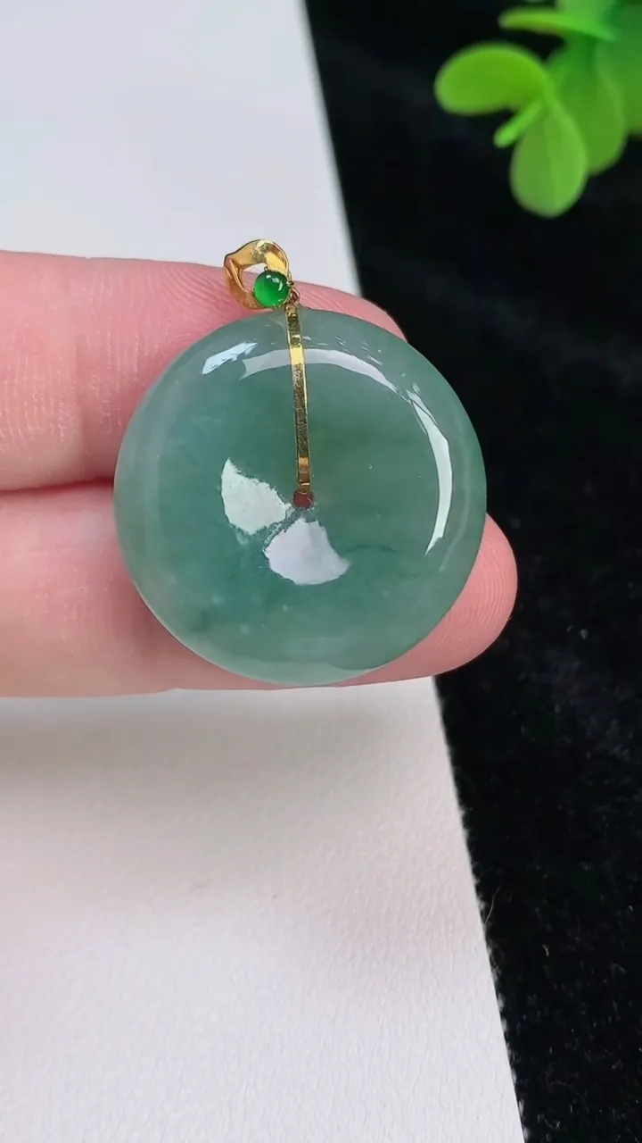 天然A货翡翠平安扣吊坠，尺寸26.5-5.6，重量:8.15g
6月27日