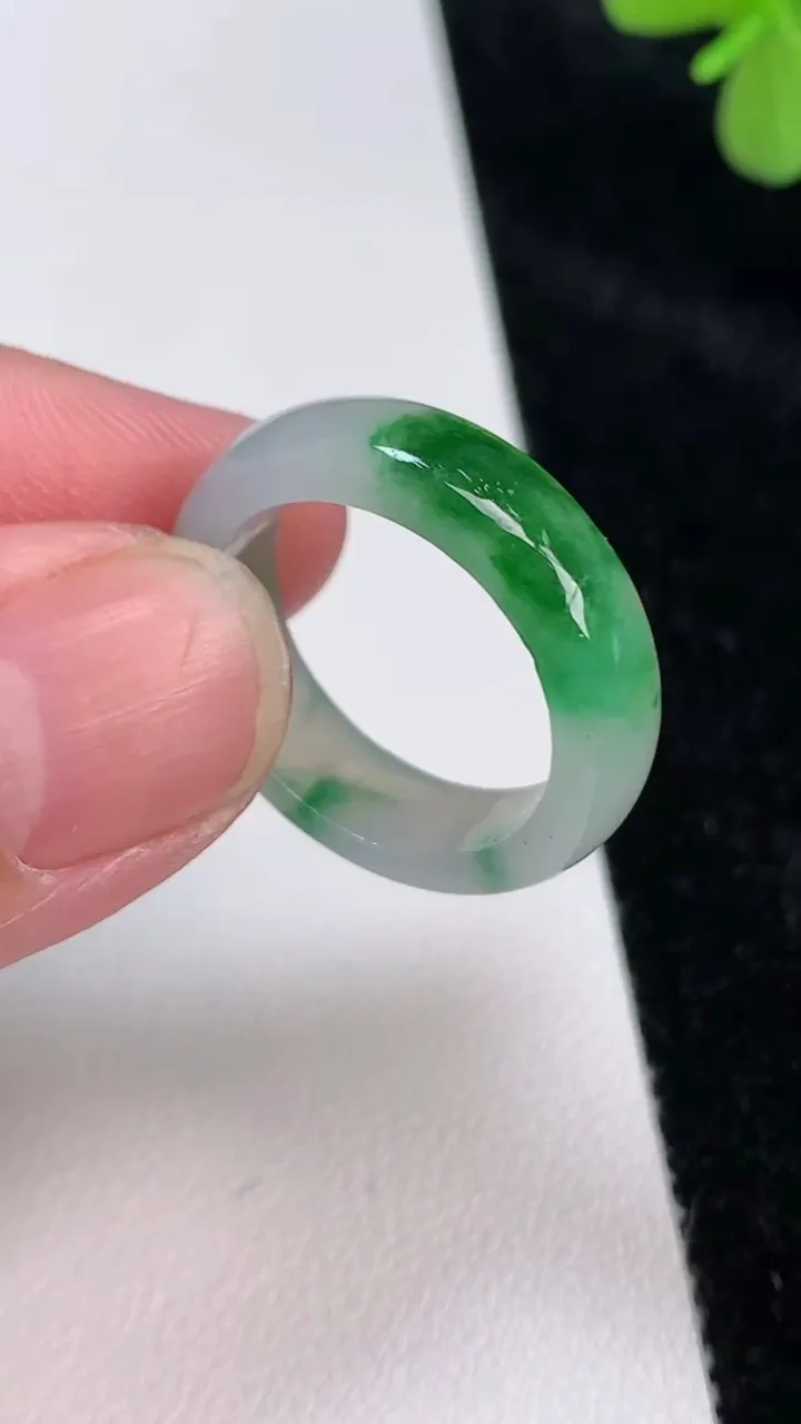 天然A货翡翠戒指指环，尺寸19-6-3.2，重量:4.09g2025年6月27日
工厂直销收藏佳品,