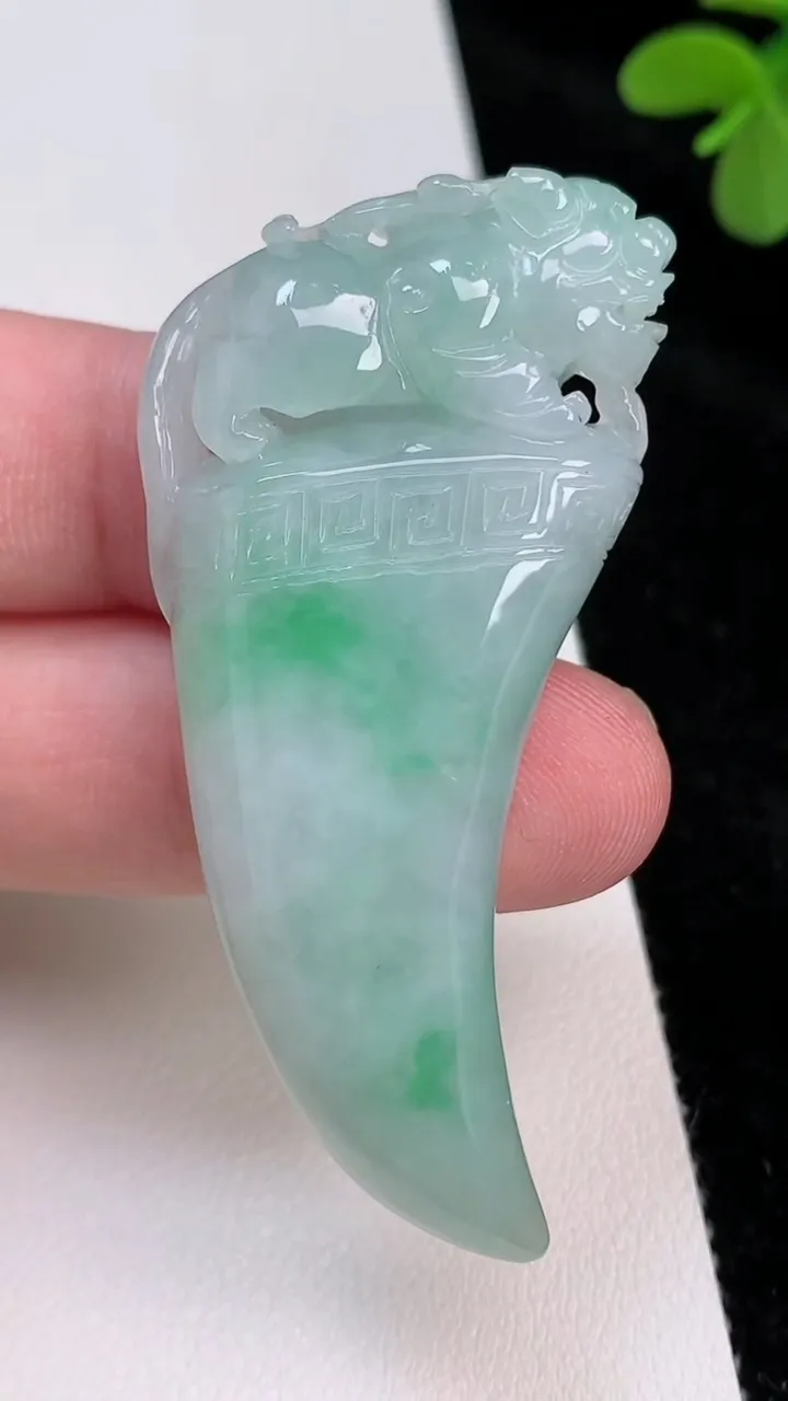 天然A货翡翠狼牙吊坠，尺寸58.4-27.2-9.6，重量:25.74g
6月27日