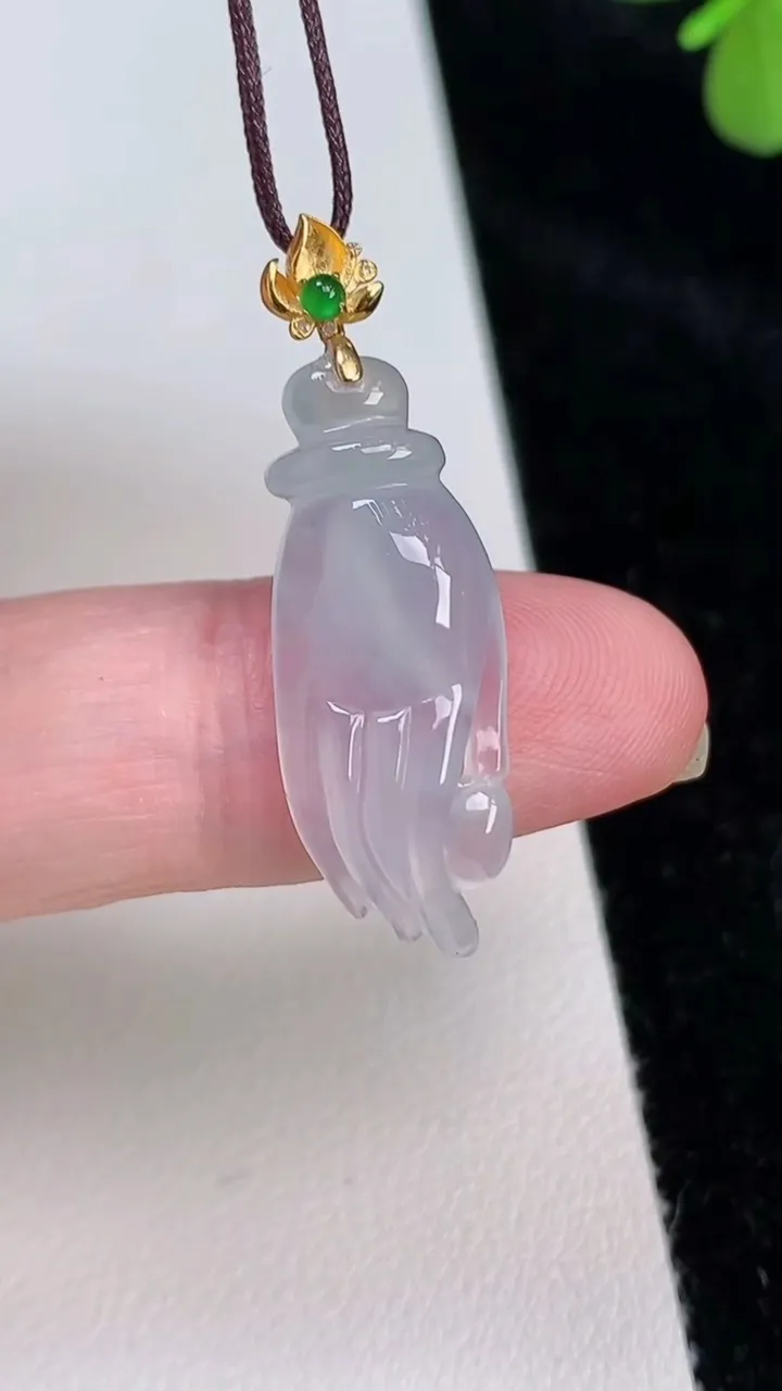 天然A货翡翠种掌上明珠吊坠，尺寸33.7-26.7-10.4，重量:2.22g6月27日
工厂直销收藏佳品,种好水足，色泽均匀，有种有色，上手高大气！