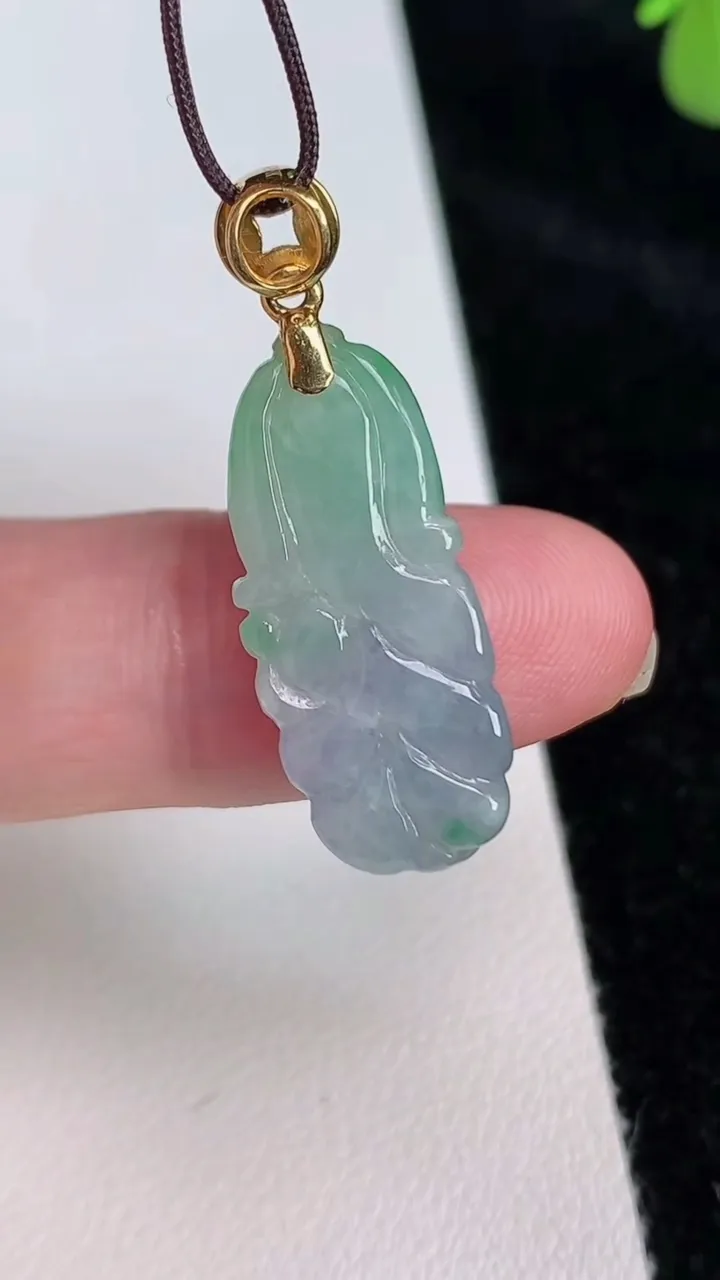 天然A货翡翠白菜吊坠，尺寸24.7-11-6.2，重量:3.92g
6月27日