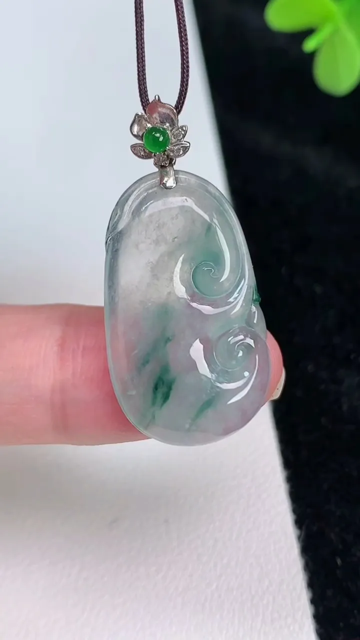 天然A货翡翠种飘花如意吊坠，尺寸28-16.7-4，重量:3.88g
6月27日