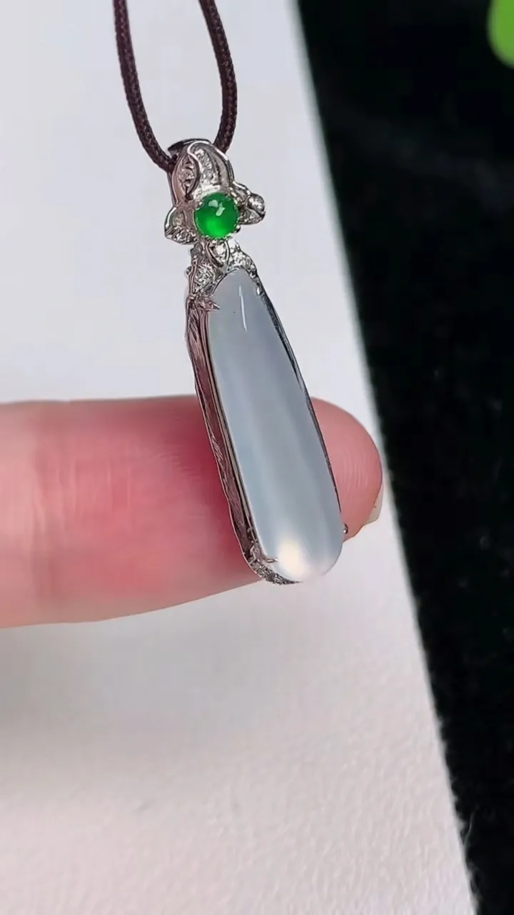 天然A货翡翠种福瓜吊坠，尺寸38.2-7.4-6，裸石20.8-6重量:1.94g
6月27日