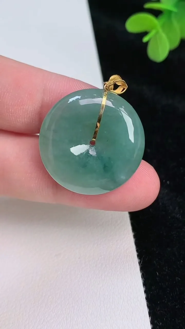 天然A货翡翠平安扣吊坠，尺寸26.5-5.6，重量:8.15g
6月27日