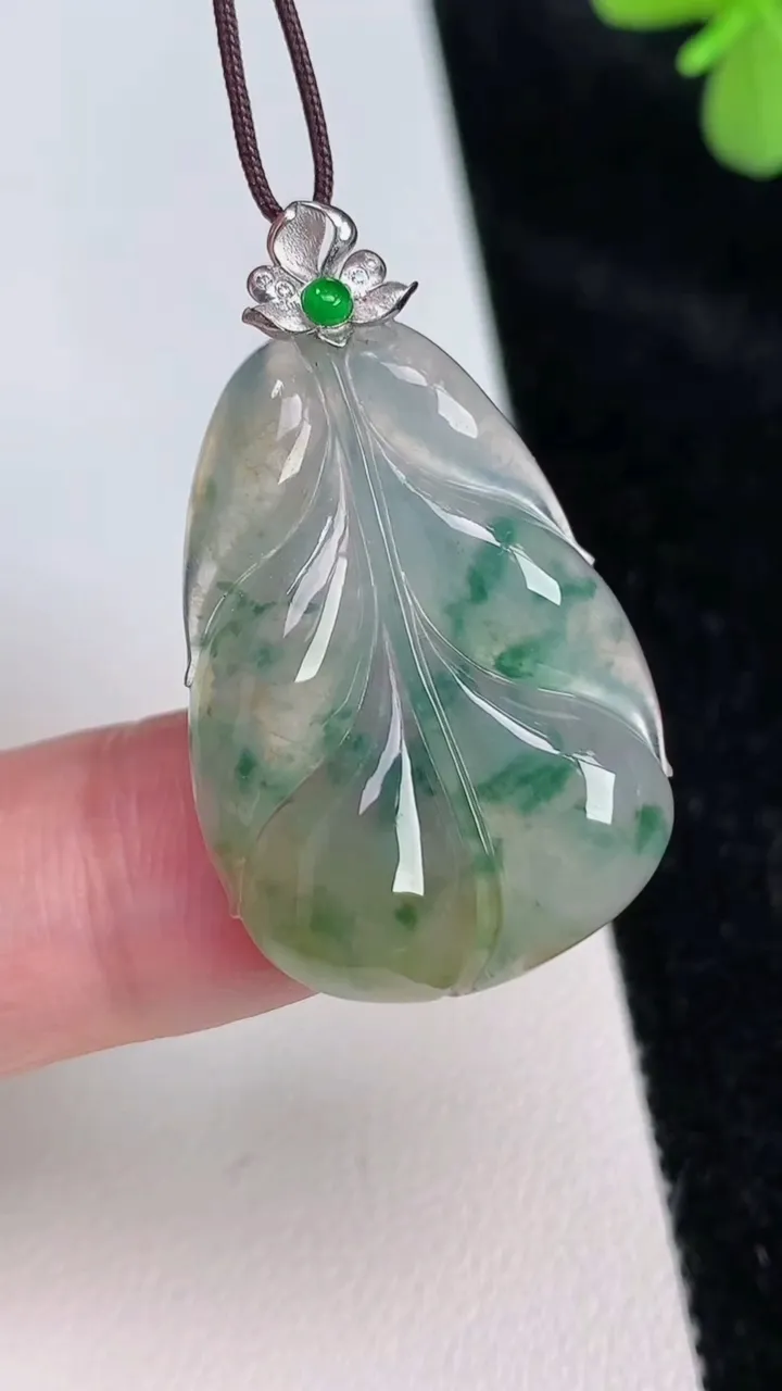 天然A货翡翠种飘花金枝玉叶叶子吊坠，尺寸35-30-21.3-5.2，重量:6.32g
6月27日