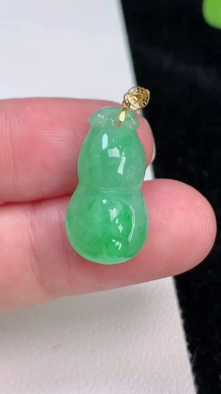 天然A货翡翠葫芦吊坠，尺寸22.7-12.3-8.3，重量:3.49g
6月27日