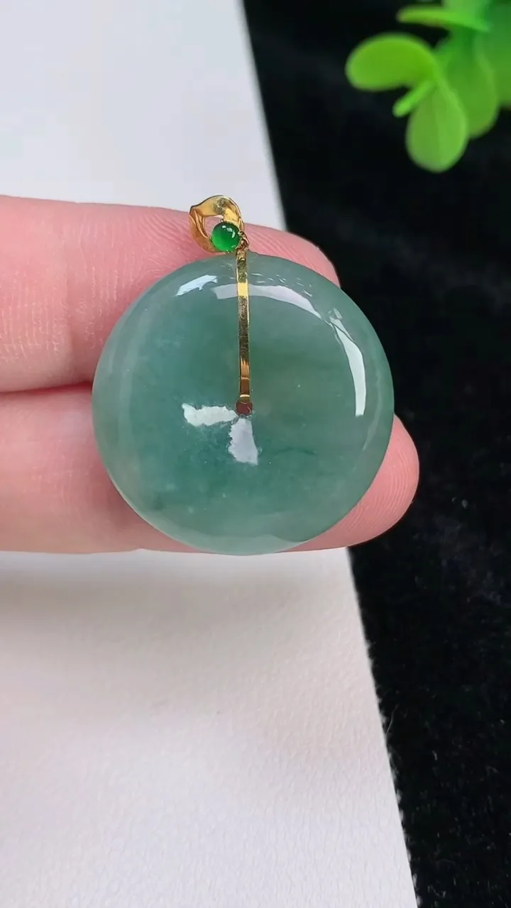 天然A货翡翠平安扣吊坠，尺寸26.5-5.6，重量:8.15g
6月27日
