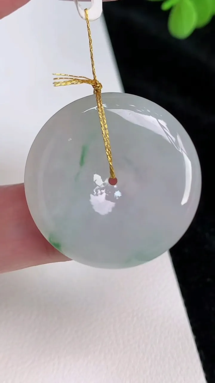 天然A货翡翠平安扣吊坠，尺寸28.6-5.6，重量:9.70g
6月27日