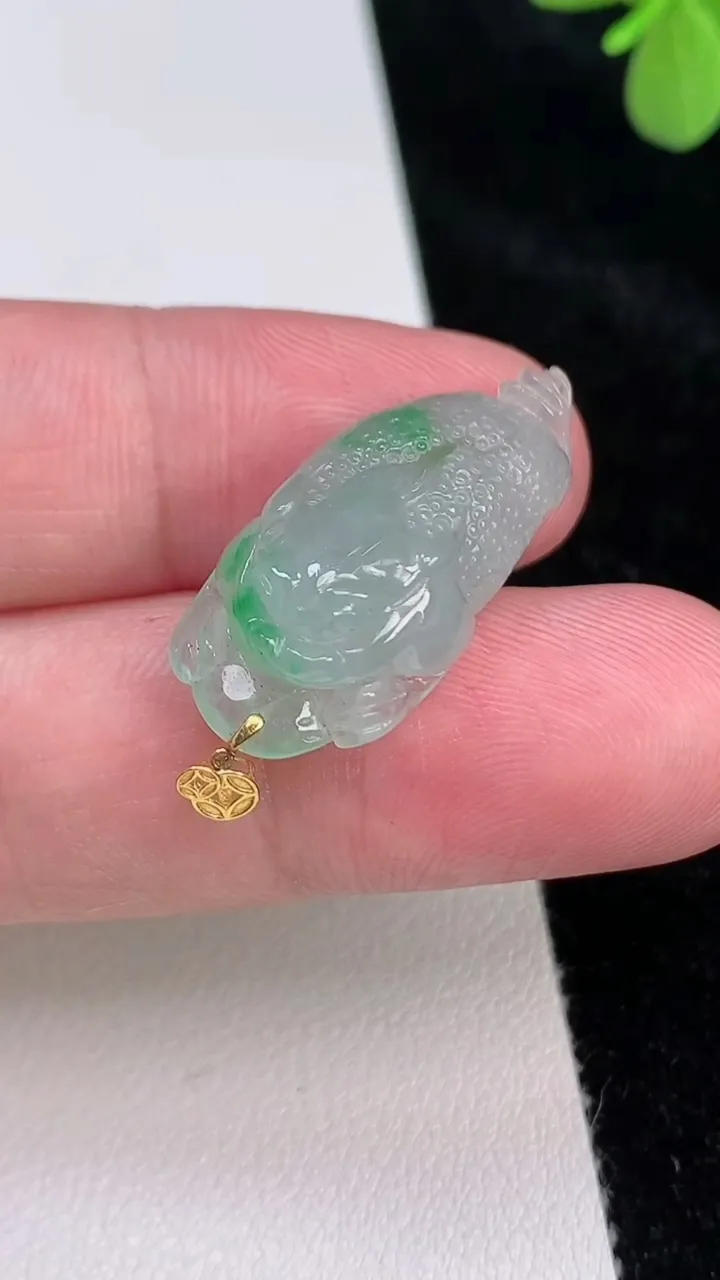 天然A货翡翠金蟾吊坠，尺寸27.3-13-9.8，重量:4.79g
6月27日