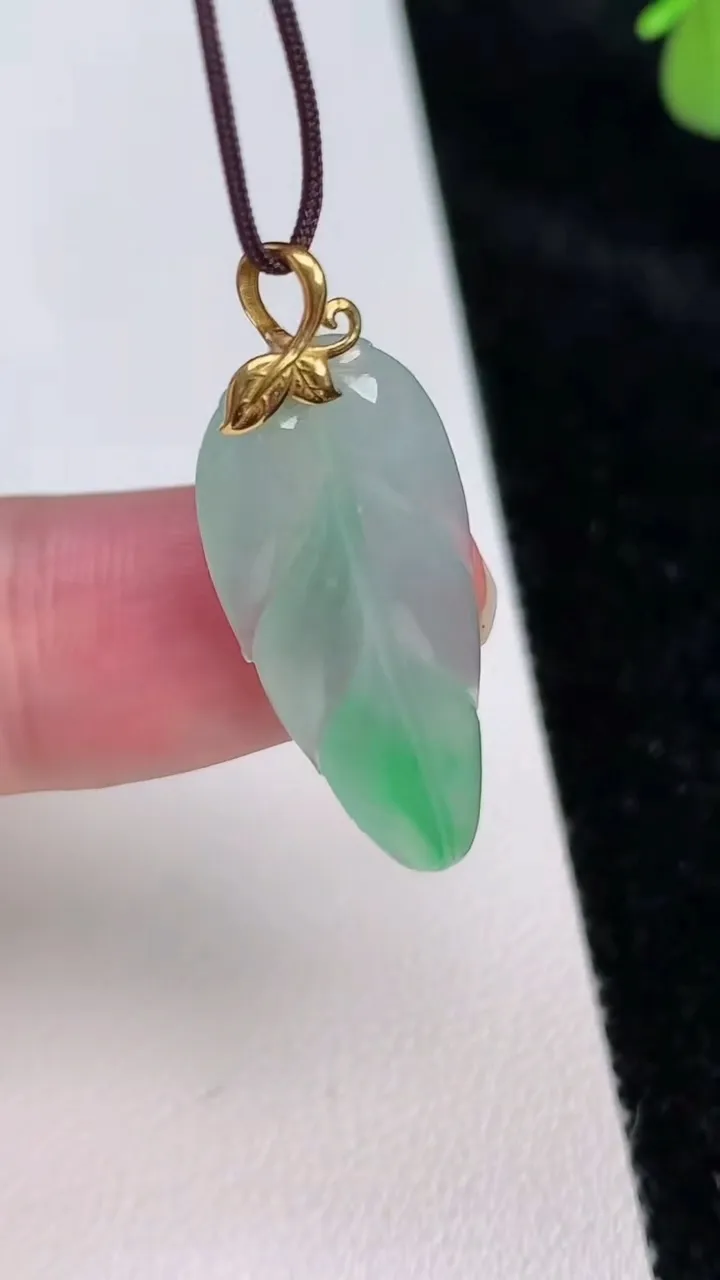 天然A货翡翠金枝玉叶 叶子吊坠，尺寸31-12.4-3.6，重量:2.86g
6月27日