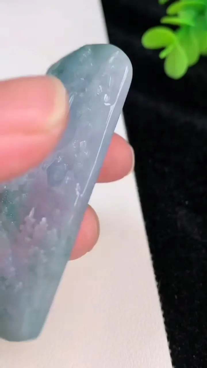 天然A货翡翠牌吊坠，尺寸66-37-5.4，重量:31.12g
6月27日