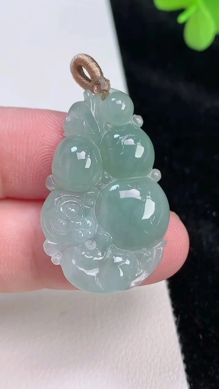 天然A货翡翠生肖猴吊坠，尺寸34.7-22.5-5.8，重量:6.61g
6月27日