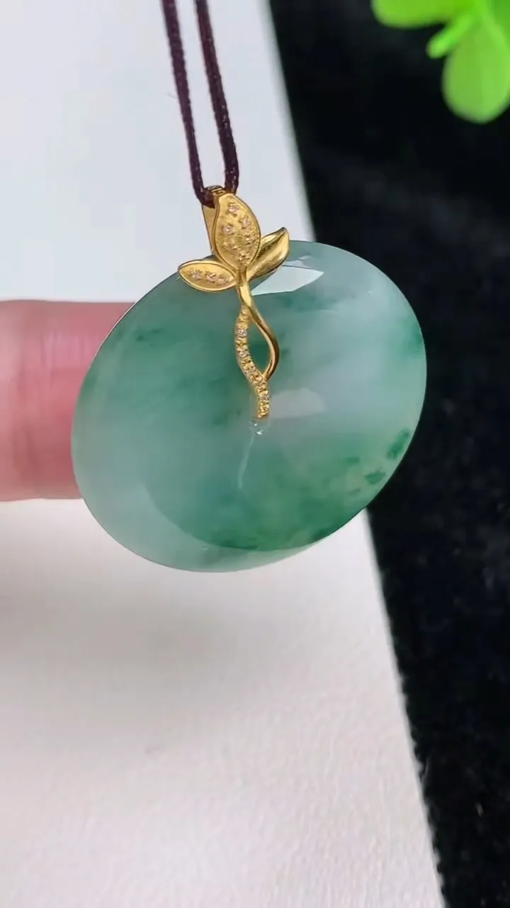 天然A货翡翠平安扣吊坠，尺寸27.4-5.7，重量:9.37g
6月27日