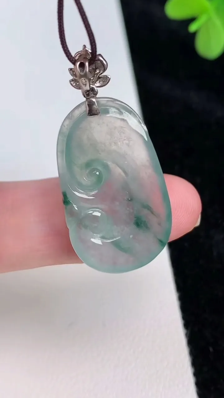 天然A货翡翠种飘花如意吊坠，尺寸28-16.7-4，重量:3.88g
6月27日
