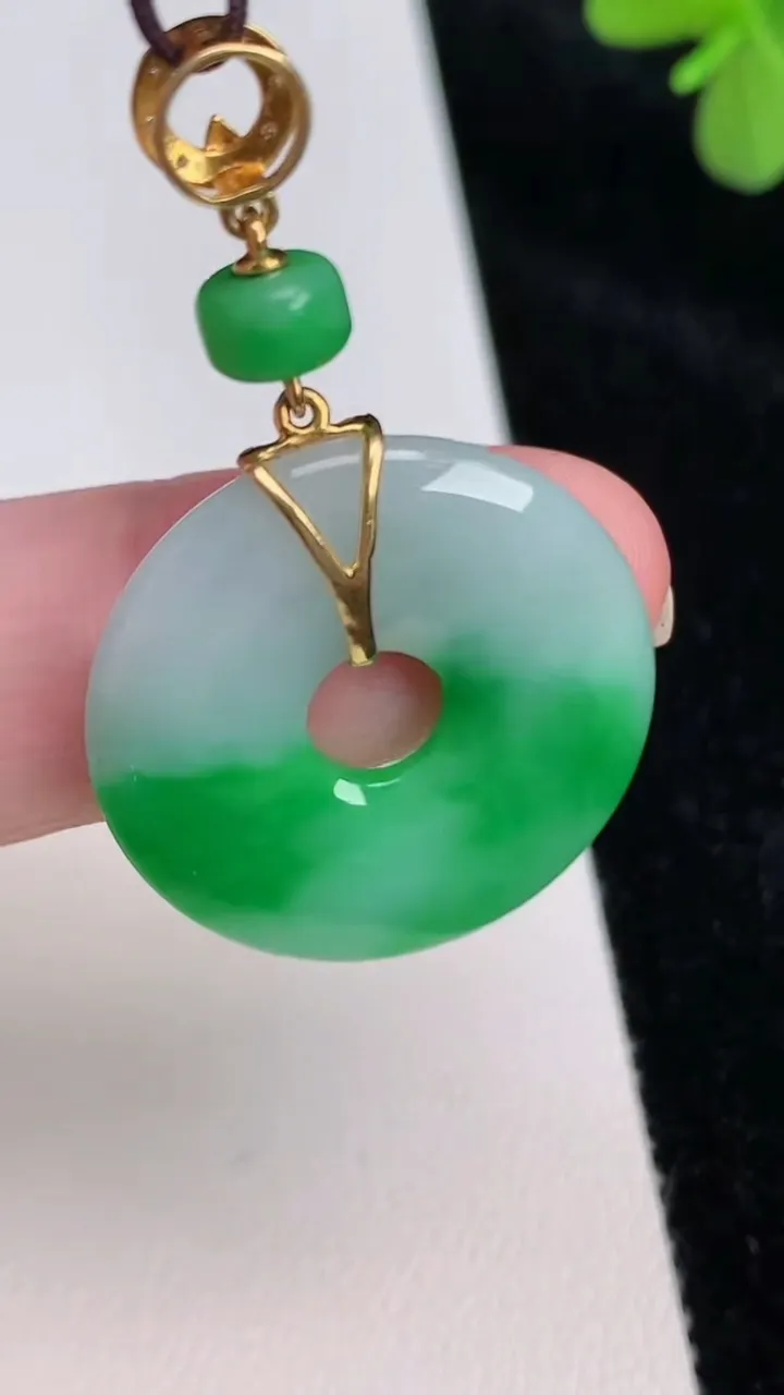 天然A货翡翠平安扣吊坠，尺寸24-3.5，重量:5.15g
6月27日