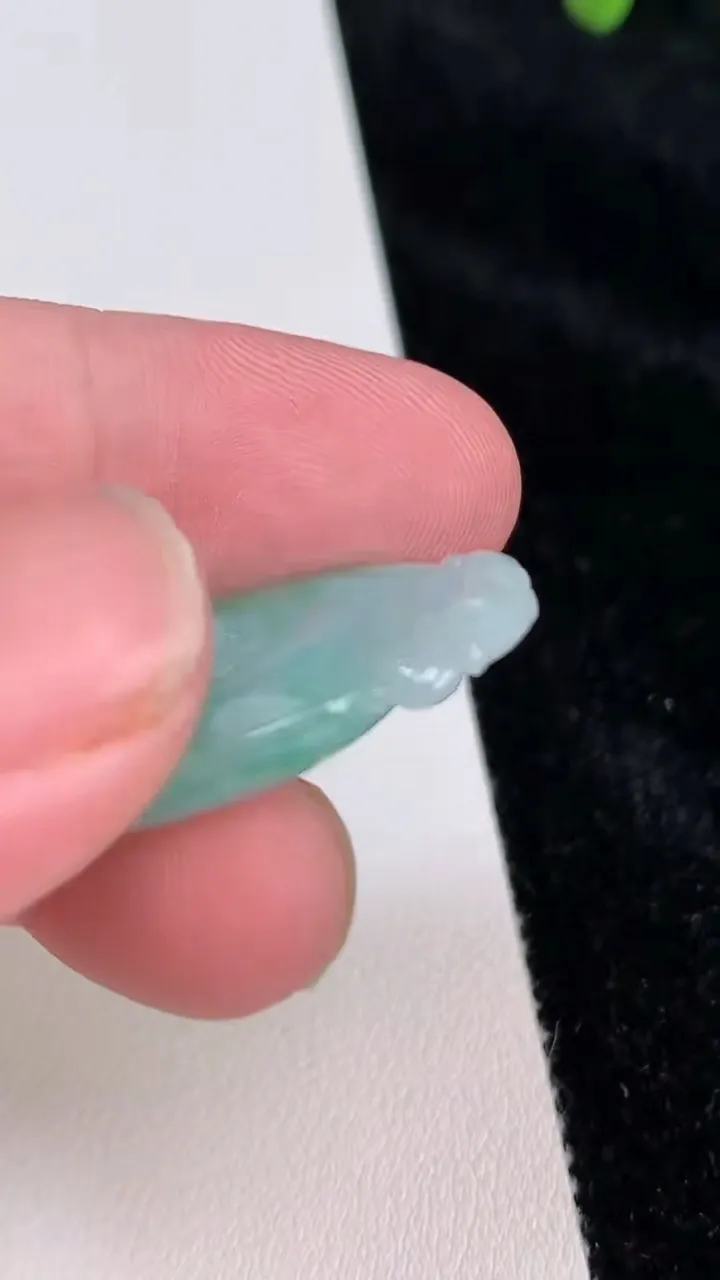 天然A货翡翠如意吊坠，尺寸38.6-23.5-5，重量:8.11g
6月27日