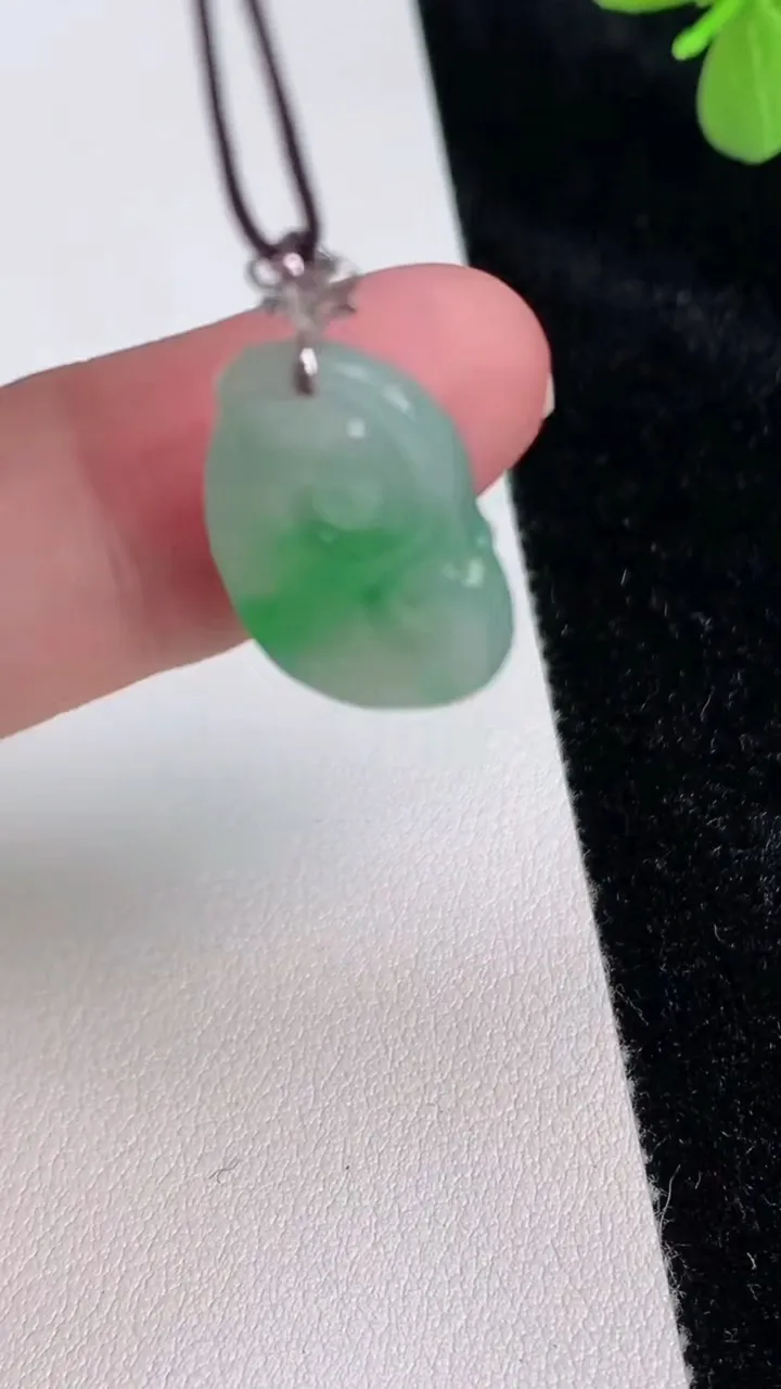 天然A货翡翠如意吊坠，尺寸2192-12.6-5.2，重量:2.74g
6月27日