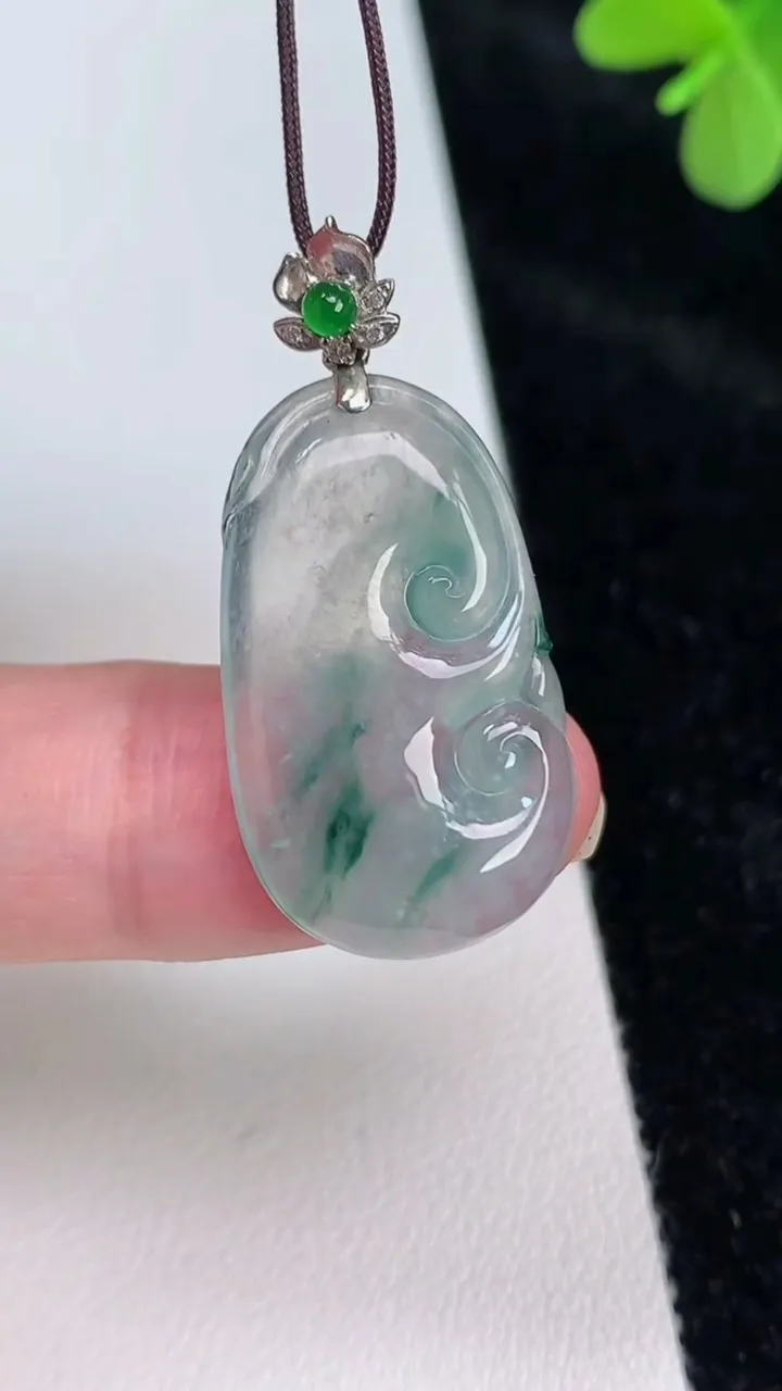 天然A货翡翠种飘花如意吊坠，尺寸28-16.7-4，重量:3.88g
6月27日